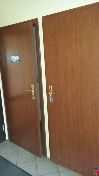 drzwi do wc wejście od korytarza prowadzącego do sali